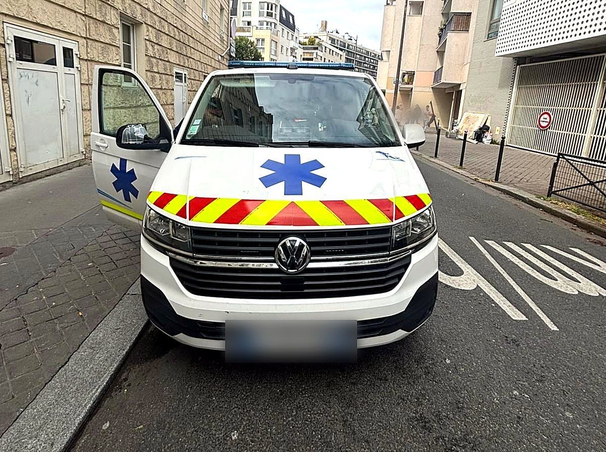 Ambulance ALLO Ambulances vue de face, porte ouverte
