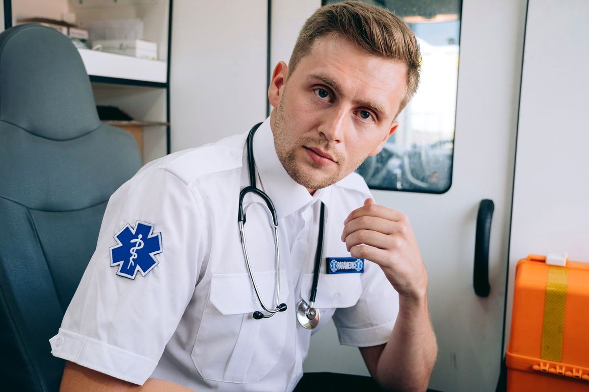 Ambulancier à l'arrière d'une ambulance