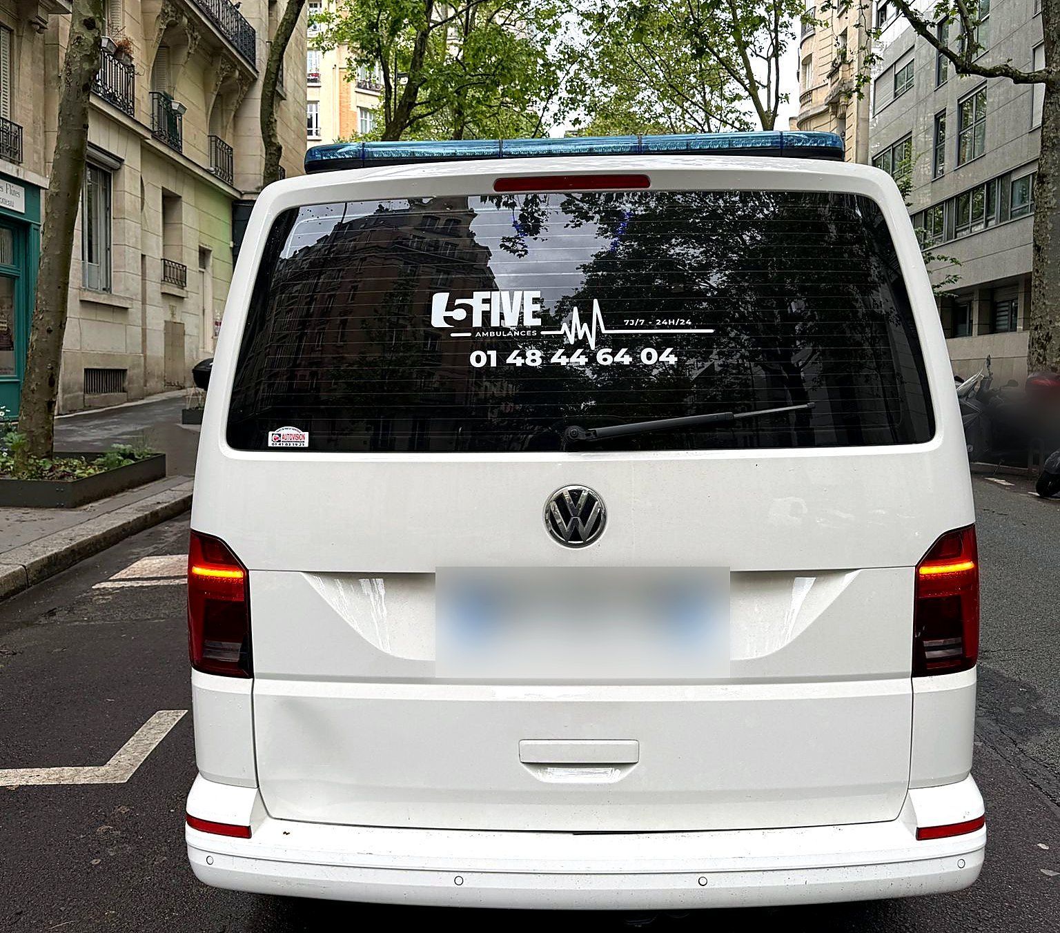 Véhicule FIVE Ambulances vu de l'arrière