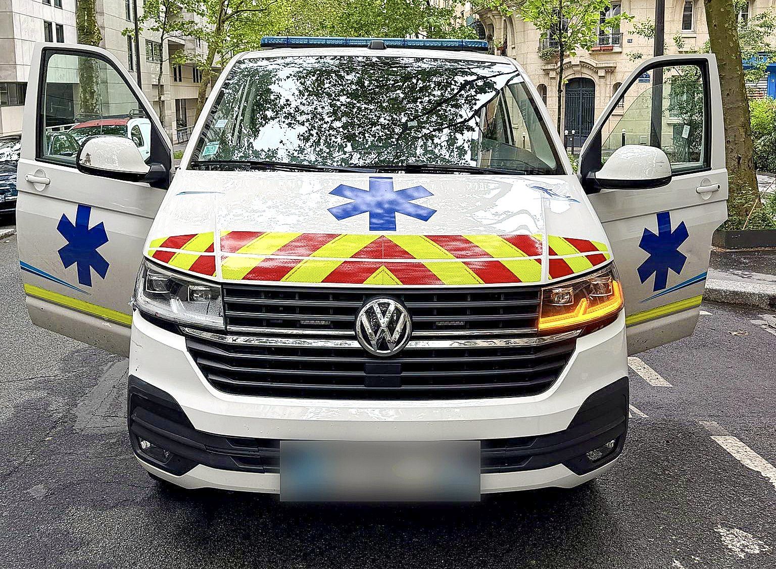 Ambulance FIVE Ambulances vue de face, portes ouvertes