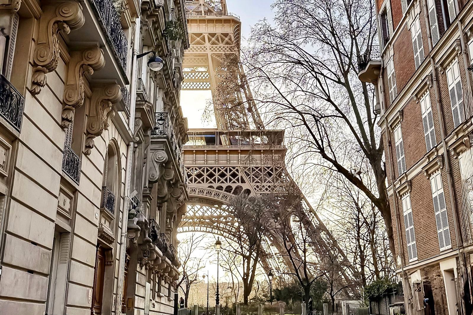 Une rue parisienne au pied de la tour Eiffel