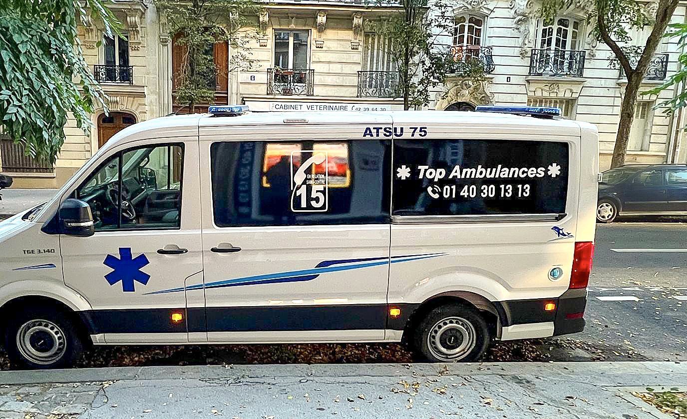 Ambulance TOP Ambulances devant un immeuble parisien